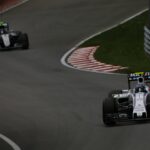 Valtteri Bottas, Williams FW38 Mercedes, devance Nico Rosberg, Mercedes F1 W07 hybride