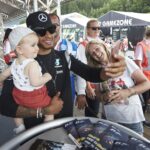 Lewis Hamilton macht Selfie mit Kind bei Austrian GP 2016