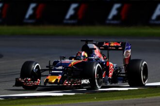 Даниил Квят из России за рулем (26) Scuderia Toro Rosso STR11 Ferrari