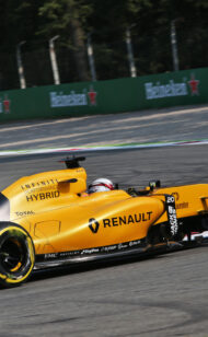 Magnussen allude alla lotta di potere dietro al ritardo del pilota Renault