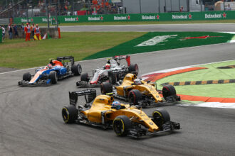 Jolyon Palmer (GBR) 르노 스포츠 F1 Team RS16 및 Kevin Magnussen(DEN) 르노 스포츠 F1 팀 RS16. 이탈리아 그랑프리 2016.