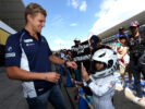 Marcus Ericsson (SWE), Sauber F1 Team. and a young fan. Suzuka Circuit. 2016