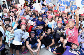 SUZUKA, JAPAN - OCTOBER 06: Daniel Ricciardo of Australia and Red Bull Racing and Max Verstappen of Netherlands and Red Bull Racing with some elementary school children in the Pitlane during previews ahead of the Formula One Grand Prix of Japan at Suzuka Circuit on October 6, 2016 in Suzuka. (Photo by Mark Thompson/Getty Images)
