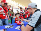 Nico Hulkenberg (GER) Sahara Force India F1 with fans. Japanese Grand Prix, 2016