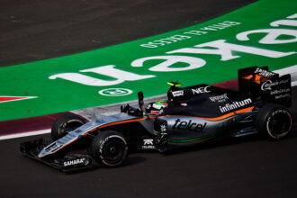 Sergio Pérez (MEX) Sahara Force India F1 VJM09 winkt der Menge am Ende des Rennens zu. Großer Preis von Mexiko 2016