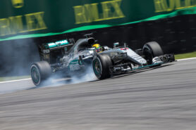 Lewis Hamilton bloquant son front droit lors des qualifications pour le GP Brésilien 2016