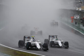 Interlagos, Sao Paulo, Brazylia. Valtteri Bottas, Mercedes Williams FW38, prowadzi Felipe Massę, Mercedesa Williams FW38. 2016