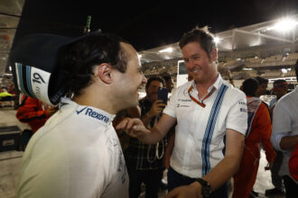 Yas Marina Circuit, Abu Dhabi 2016 Rob Smedley, dyrektor ds. Wydajności pojazdów, Williams Martini Racing i zespół żegnają się z Felipe Massą, Williams Martini Racing, po ostatnim wyścigu dla zespołu i w F1.
