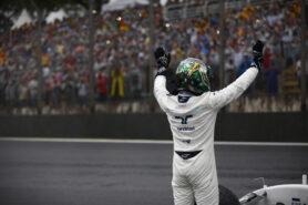 Interlagos, Sao Paulo, Brazil. Felipe Massa, Williams Martini Racing, waves to his home fans after retiring from the race. 2016