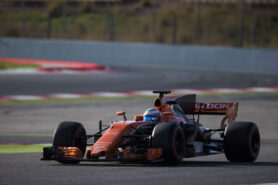 迈凯轮MCL32本田车由Fernando Alonso驾驶，Circuit de Catalunya Testday 1（2017）