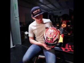 Max Verstappen reveals his new 2017 helmet! 21/02/2017