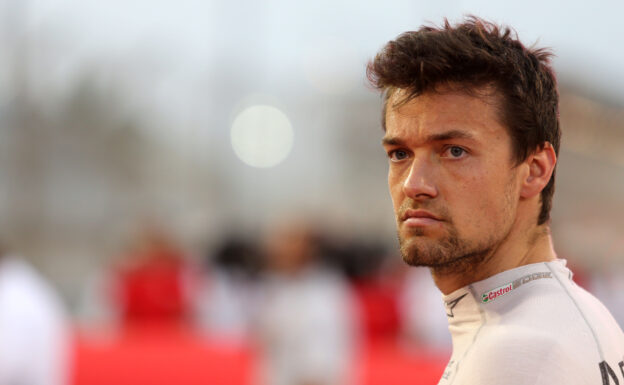 Palmer set to keep Renault seat in 2017 1 Jolyon Palmer (GBR) Renault Sport F1 Team on the grid. Bahrain Grand Prix, Sunday 17th April 2017. Sakhir, Bahrain.