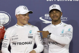 Valterri Bottas & Lewis Hamilton αφού ο Bottas σκοράρει το πρώτο του pole για τη Mercedes