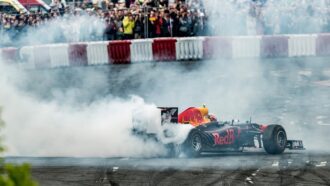 Daniel Ricciardo drops a dose of donuts and burnouts on the streets of Budapest