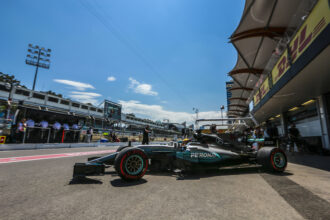 Mercedes tackles quit rumours with sponsor news