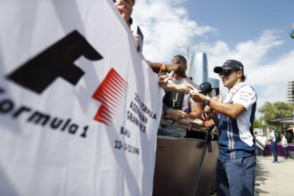Baku City Circuit, Baku, Azerbeidzjan. Vrijdag 23 Juni 2017. Felipe Massa, Williams Martini Racing, ondertekent handtekeningen voor fans.
