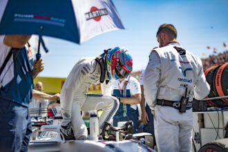 Hungaroring, Budapeszt, Węgry. Niedziela 30 Lipiec 2017. Paul di Resta, Williams Martini Racing, opuszcza swój samochód na starcie.