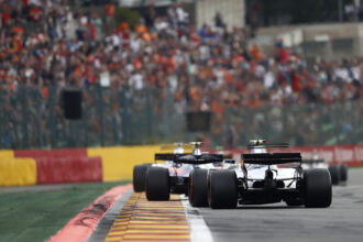 F1 carro na esteira turbulenta de outro carro