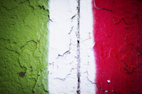 Autodromo di Monza, Italien. Bordsteine ​​gemalt in den Farben der italienischen Flagge