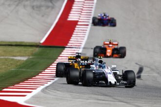 Circuit of the Americas, Austin, Texas, Verenigde Staten van Amerika. zondag 22 oktober 2017. Lance Stroll, Williams FW40 Mercedes, voor Nico Hülkenberg, Renault RS17.
