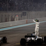Yas Marina Circuit, Abu Dhabi, United Arab Emirates. Sunday 26 November 2017. Felipe Massa, Williams Martini Racing, parks on the grid after his final race in F1 and celebrates by waving to the crowd.