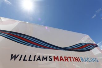 Czterech kierowców ustawia się na drugim fotelu Williamsa