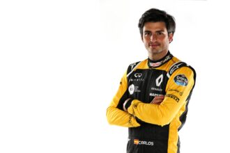 Carlos Sainz Jr (ESP) Renault Sport F1 Equipe. Lançamento do Renault Sport Formula One Team RS18, Enstone, Inglaterra. Terça-feira, 20 de fevereiro de 2018.
