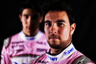 เซร์คิโอ เปเรซ (เม็กซิโก) ซาฮารา ฟอร์ซ อินเดีย F1 และ Esteban Ocon (FRA) Sahara Force India F1 ทีม. ซาฮารา ฟอร์ซ อินเดีย F1 การถ่ายภาพโดยทีมสตูดิโอ วันศุกร์ที่ 16 กุมภาพันธ์ 2018 ซิลเวอร์สโตน ประเทศอังกฤษ