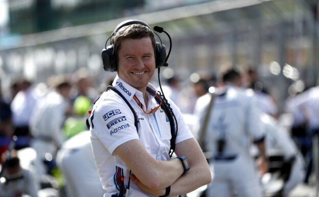 Smedley explaines what happens at the Williams pitwall