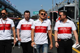 Marcus Ericsson (SWE) Alfa Romeo Sauber F1 Team walks the track with the team at Formula One World Championship, Rd1, Australian Grand Prix, Preparations, Melbourne, Australia, Wednesday 21 March 2018.