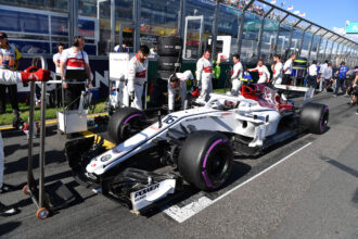 Charles Leclerc (MON) Alfa Romeo Sauber C37 na grelha no Campeonato do Mundo de Fórmula 1, Rd1, Grande Prémio da Austrália, Corrida, Melbourne, Austrália, Domingo 25 Março 2018.