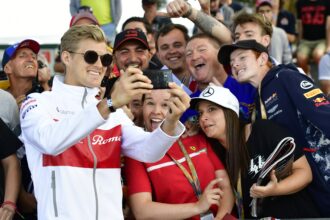 Marcus Ericsson (SWE) Alfa Romeo Sauber F1 Team fans selfie at Formula One World Championship, Rd1, Australian Grand Prix, Race, Melbourne, Australia, Sunday 25 March 2018.
