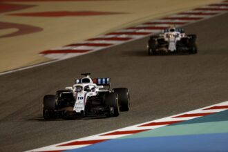 Circuito Internacional do Bahrein, Sakhir, Bahrein Domingo, 8 de abril de 2018. Lance Stroll, Williams FW41 Mercedes, leva Sergey Sirotkin, Williams FW41 Mercedes.