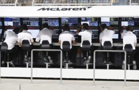 McLaren The team on the pit wall Bahrain GP F1/2018.