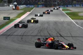 Daniel Ricciardo leads Kevin Magnussen of Denmark on track during the Spanish GP F1/2018.
