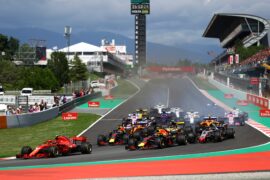 Kimi Raikkonen leads Max Verstappen, Daniel Ricciardo and the rest of the field into turn one at the start during the Spanish GP F1/2018.