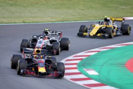 Daniel Ricciardo leads Kevin Magnussen on track during the Spanish GP F1/2018.