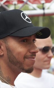 Hamilton: Mercedes chiefs want me to stay