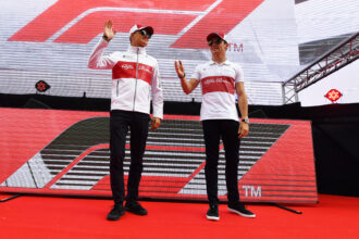 マーカス・エリクソン・ザウバー F1 チームとシャルル・ルクレール F1 2018年FXNUMX世界選手権スペイングランプリのステージ上のチーム