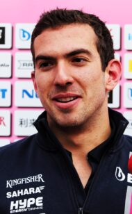 Padre osserva il sedile da gara 2020 Williams per Latifi