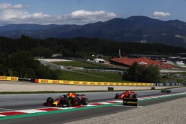 Daniel Ricciardo brakes for turn 2 with the RB14 with Kimi Raikkonen (Ferrari SF17.H) and Lewis Hamilton (Mercedes W09) behind him.