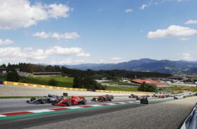 Lewis Hamilton (Mercedes) and Kimi Raikkonen (Ferrari) braking late for turn 2