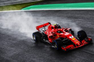 基米·莱科宁在意大利蒙扎赛道驾驶法拉利 SF71H GP (2018)
