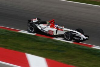 Jenson Button conduciendo el BAR-Honda 006, circuito de Catalunya, Barcelona (2004)