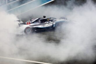 acendendo o Mercedes f1 W10 2019