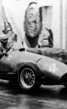 Alberto Ascari pilotant la Ferrari 500F2 à Spa-Francorchamps en Belgique pour remporter la course (1952)