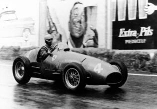 Alberto Ascari fährt mit dem Ferrari 500F2 im belgischen Spa-Francorchamps das Rennen (1952)