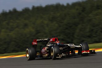 Kimi Raikkonen驾驶莲花E21雷诺在比利时水疗中心Spa-Francorchamps（2013）