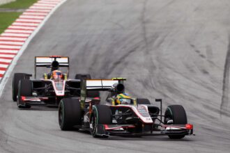 Bruno Senna (BRA) Hispânia Racing F1 Equipe (HRT) HRTF1 lidera o companheiro de equipe Karun Chandhok (IND) Hispania Racing F1 Equipe (HRT) HRTF1. Campeonato Mundial de Fórmula 3, Rodada 4, Grande Prêmio da Malásia, Corrida, Sepang, Malásia, Domingo, 2010 de abril de XNUMX.