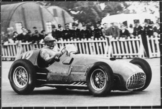 Ferrari 375 F1 driven by
José Froilán González (1951)